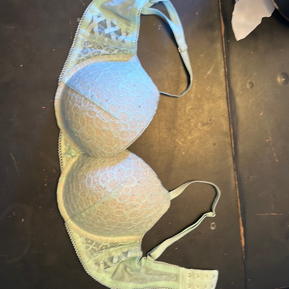 Victoria Secrets Dream Angels padded, push-up bra, size 38C